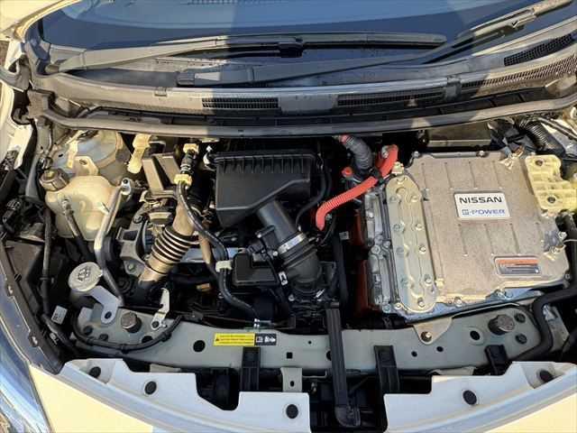 ノート ｅ－パワー　Ｘ　ユーザー買取車　純正ＳＤナビ　アラウンドビューモニター　衝突軽減ブレーキ　デジタルインナーミラー　Ｂｌｕｅｔｏｏｔｈ　フルセグＴＶ　スマートキー　禁煙車　コーナーセンサー　ＥＴＣ　純正１５インチアルミ（33枚目）