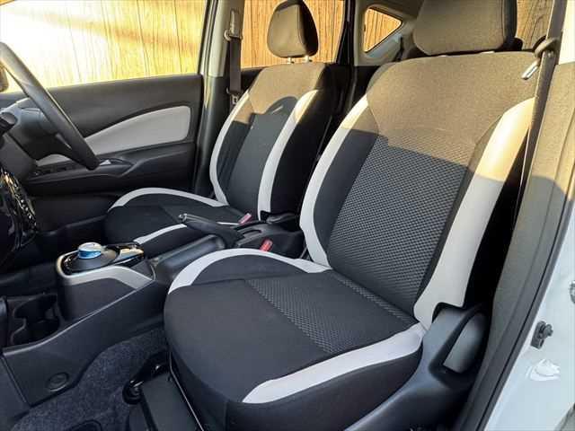 ノート ｅ－パワー　Ｘ　ユーザー買取車　純正ＳＤナビ　アラウンドビューモニター　衝突軽減ブレーキ　デジタルインナーミラー　Ｂｌｕｅｔｏｏｔｈ　フルセグＴＶ　スマートキー　禁煙車　コーナーセンサー　ＥＴＣ　純正１５インチアルミ（34枚目）