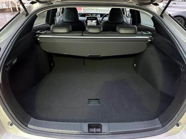 プリウス Ａツーリングセレクション　衝突軽減ブレーキ　禁煙車　純正９インチＳＤナビ　レーダークルーズコントロール　Ｂカメラ　フロントカメラ　シートヒーター　パワーシート　ブラインドスポットモニター　ＬＥＤヘッドライト　Ｂｌｕｅｔｏｏｔｈ（10枚目）