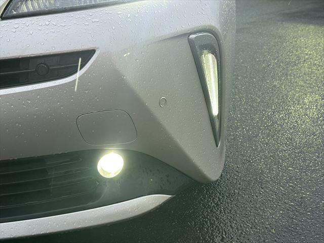 プリウス Ａツーリングセレクション　衝突軽減ブレーキ　禁煙車　純正９インチＳＤナビ　レーダークルーズコントロール　Ｂカメラ　フロントカメラ　シートヒーター　パワーシート　ブラインドスポットモニター　ＬＥＤヘッドライト　Ｂｌｕｅｔｏｏｔｈ（13枚目）