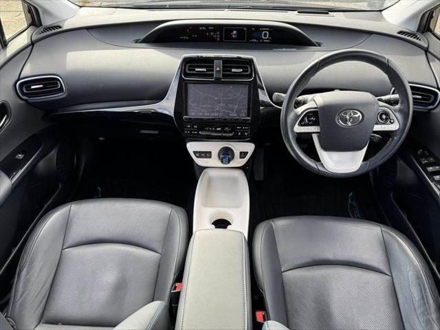 プリウス Ａプレミアムツーリングセレクション　純正９インチナビ　バックカメラ　純正ＳＤナビ　バックカメラ　禁煙車　ＬＥＤヘッドライト　衝突軽減ブレーキ　ＥＴＣ　純正１７インチＡＷ　フルセグＴＶ　Ｂｌｕｅｔｏｏｔｈ　シートヒーター　レーダークルーズ（3枚目）