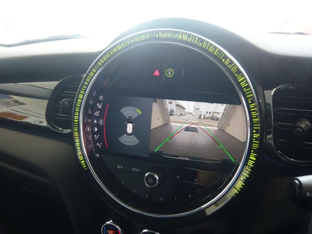 ＭＩＮＩ クーパーＳ５ドア正規認定中古車　保証整備付　ＣＬＡＳＳＩＣトリム　ＡｐｐｌｅＣａｒＰｌａｙ　ドライビングアシスタント　ピアノブラックエクステリア　スポーツトランスミッション　１７ペダルスポークブラックＡＷ　ナッパレザーステアリング（16枚目）
