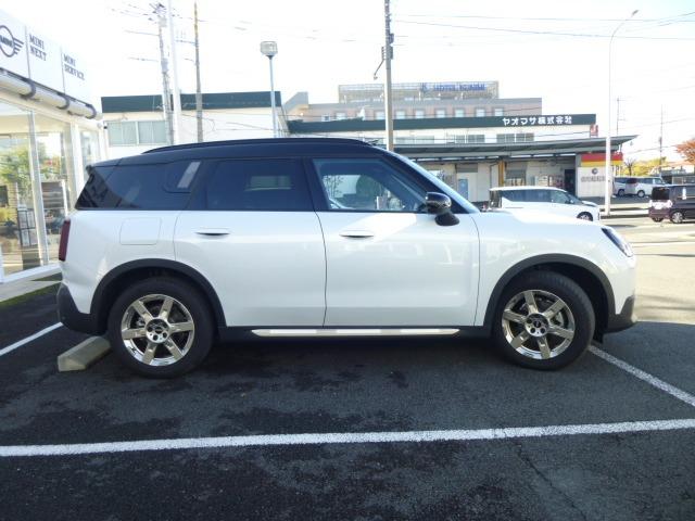 ＭＩＮＩ クーパーＣ　フェイバリット・トリム　正規認定中古車　整備保証付　ＦＡＶＯＵＲＥＤトリム　前席電動シート＆ヒーター　コンフォートアクセス　アラウンドビューモニター　オートテールゲート　１８アステロイドスポークヴァイブラントシルバーＡＷ（4枚目）