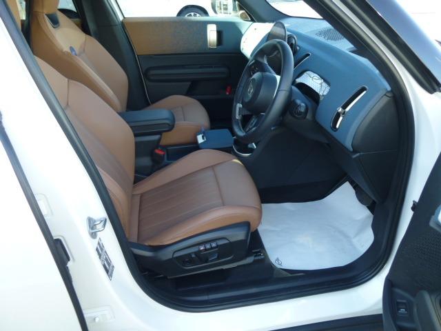 ＭＩＮＩ クーパーＣ　フェイバリット・トリム　正規認定中古車　整備保証付　ＦＡＶＯＵＲＥＤトリム　前席電動シート＆ヒーター　コンフォートアクセス　アラウンドビューモニター　オートテールゲート　１８アステロイドスポークヴァイブラントシルバーＡＷ（5枚目）