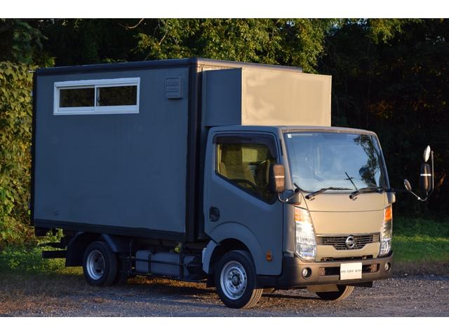 アトラストラック  キッチンカーベース 移動販売車 販売窓 換気扇 跳ね上げ扉付き 折り畳みカウンターテーブル(3枚目)