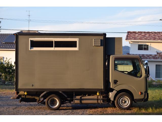 アトラストラック  キッチンカーベース 移動販売車 販売窓 換気扇 跳ね上げ扉付き 折り畳みカウンターテーブル(4枚目)