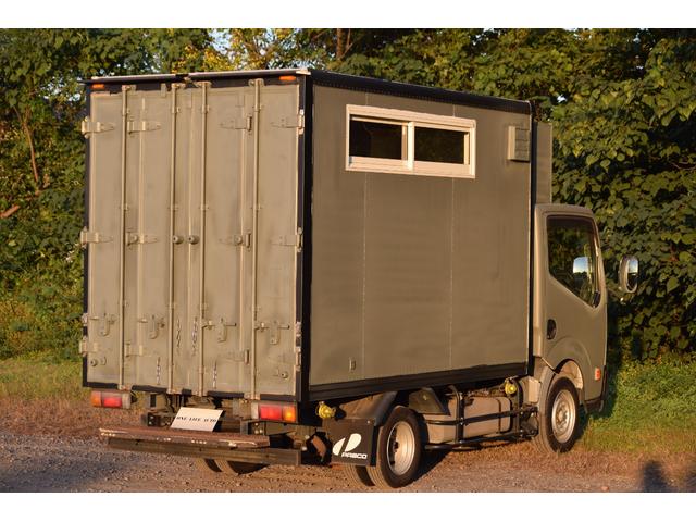 アトラストラック  キッチンカーベース 移動販売車 販売窓 換気扇 跳ね上げ扉付き 折り畳みカウンターテーブル(5枚目)