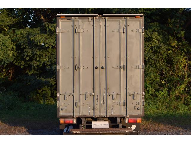 アトラストラック  キッチンカーベース 移動販売車 販売窓 換気扇 跳ね上げ扉付き 折り畳みカウンターテーブル(6枚目)