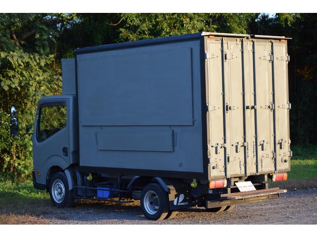 アトラストラック  キッチンカーベース 移動販売車 販売窓 換気扇 跳ね上げ扉付き 折り畳みカウンターテーブル(7枚目)