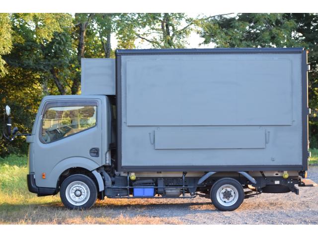 アトラストラック  キッチンカーベース 移動販売車 販売窓 換気扇 跳ね上げ扉付き 折り畳みカウンターテーブル(8枚目)