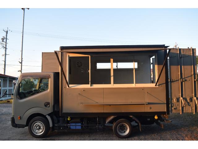 アトラストラック  キッチンカーベース 移動販売車 販売窓 換気扇 跳ね上げ扉付き 折り畳みカウンターテーブル(10枚目)