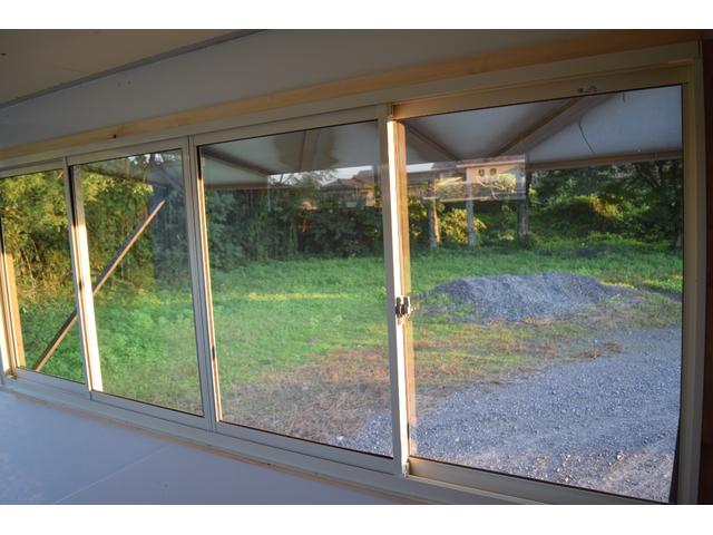 アトラストラック  キッチンカーベース 移動販売車 販売窓 換気扇 跳ね上げ扉付き 折り畳みカウンターテーブル(12枚目)