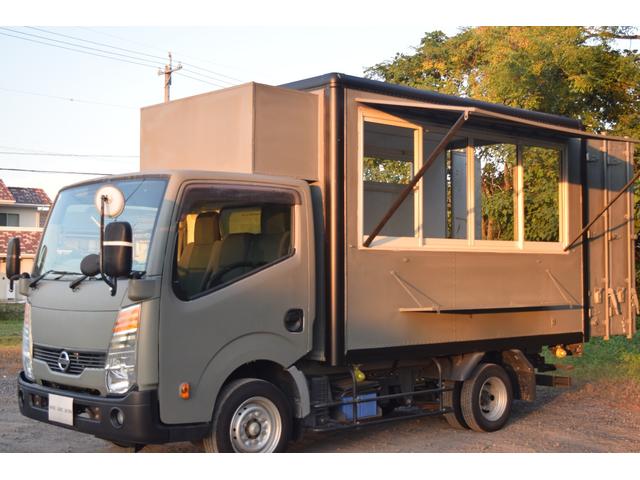 アトラストラック  キッチンカーベース 移動販売車 販売窓 換気扇 跳ね上げ扉付き 折り畳みカウンターテーブル(13枚目)