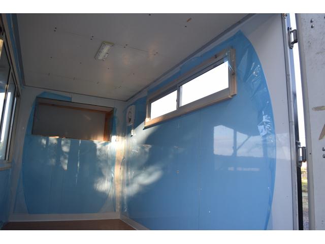 アトラストラック  キッチンカーベース 移動販売車 販売窓 換気扇 跳ね上げ扉付き 折り畳みカウンターテーブル(14枚目)