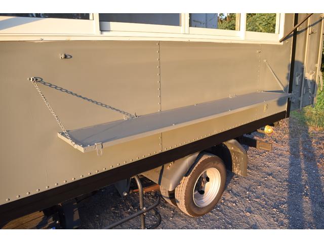 アトラストラック  キッチンカーベース 移動販売車 販売窓 換気扇 跳ね上げ扉付き 折り畳みカウンターテーブル(16枚目)