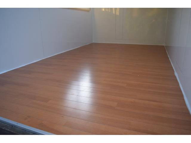 アトラストラック  キッチンカーベース 移動販売車 販売窓 換気扇 跳ね上げ扉付き 折り畳みカウンターテーブル(17枚目)