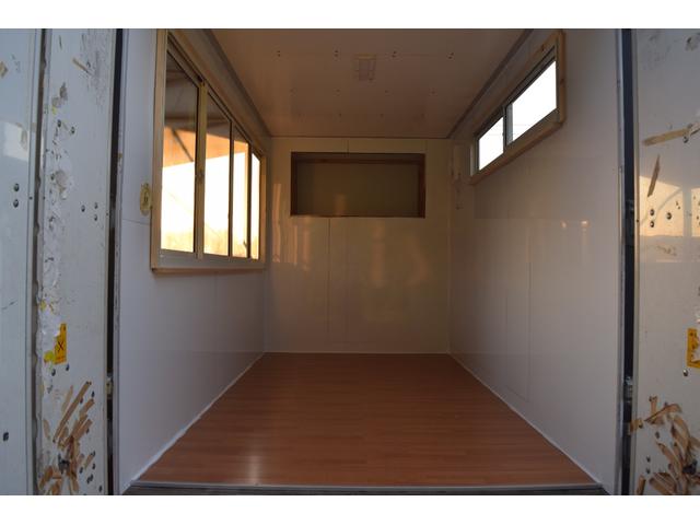 アトラストラック  キッチンカーベース 移動販売車 販売窓 換気扇 跳ね上げ扉付き 折り畳みカウンターテーブル(18枚目)