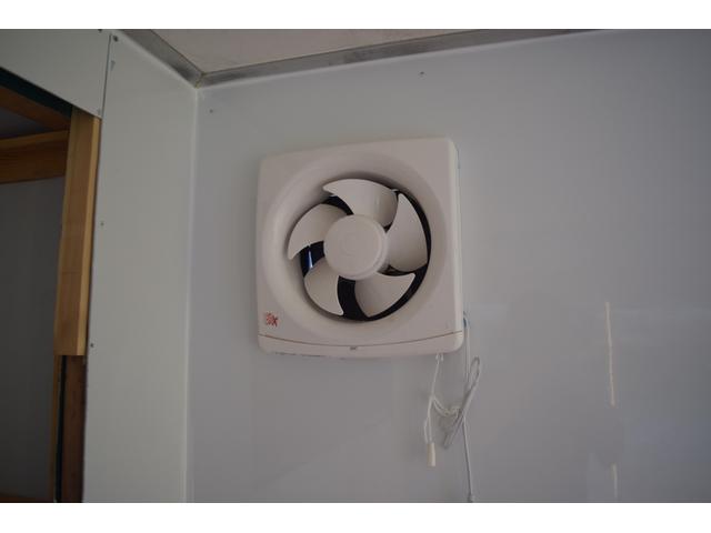 アトラストラック  キッチンカーベース 移動販売車 販売窓 換気扇 跳ね上げ扉付き 折り畳みカウンターテーブル(19枚目)