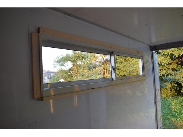 アトラストラック  キッチンカーベース 移動販売車 販売窓 換気扇 跳ね上げ扉付き 折り畳みカウンターテーブル(20枚目)