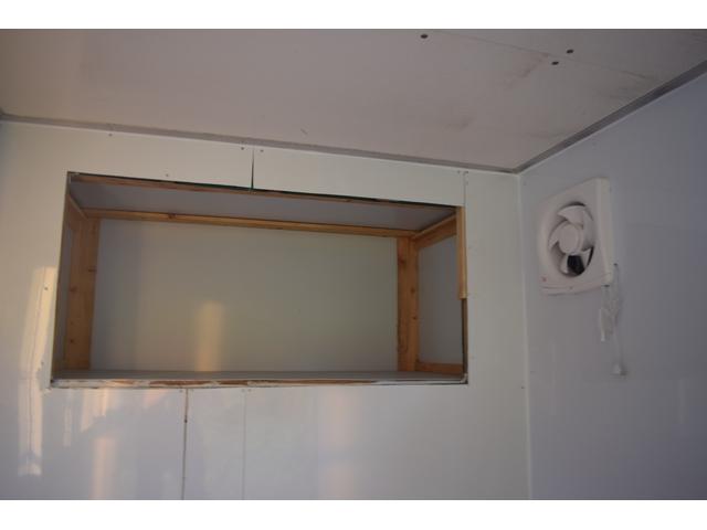 アトラストラック  キッチンカーベース 移動販売車 販売窓 換気扇 跳ね上げ扉付き 折り畳みカウンターテーブル(21枚目)