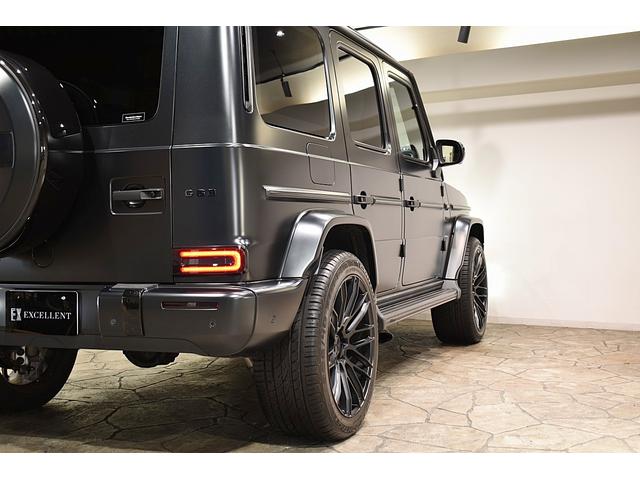 Ｇクラス Ｇ６３　ＡＭＧレザーエクスクルーシブパッケージ　マグノナイトブラック　ＢＲＡＢＵＳフロントスポイラー　社外２２ＡＷ　ホワイトキャリパー　ナイトパッケージ仕様　マフラーエンドブラック塗装　サイドステップ／背面タイヤラッピング　Ｄ記録簿Ｒ２／Ｒ３／Ｒ４（15枚目）