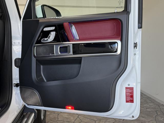 Gクラス G400d AMGライン マヌファクトゥーアプログラム 買取車 AMGライン ディーラー記録簿R5年/R6年 有償色オパリスホワイト ラグジュアリーP ベンガルレッドナッパレザー SR ブルメスタ シートヒーター/クーラー(24枚目)