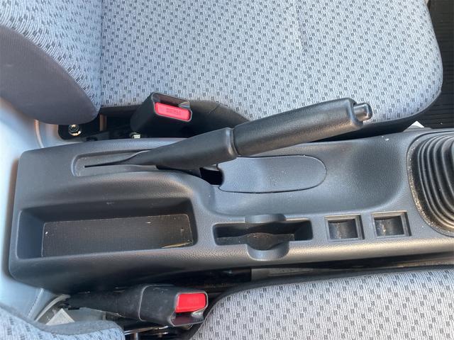 NT100クリッパートラック DX ワンオーナー 4WD 軽トラック 5速MT 三方開 オートライト ESC エアコン パワーステアリング 運転席エアバッグ 助手席エアバッグ(9枚目)