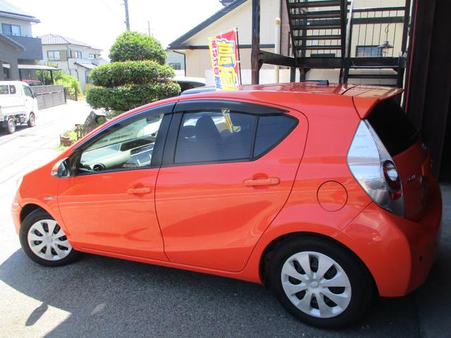 アクア Ｓ　車検２年　バックカメラ　７０７９８ｋｍ　ブルートゥース　ナビ　ＴＶ　プッシュスタート　スマートキー　セキュリテイ装置　コーナーセンサー　リアプライバシースモークガラス　タイミングチェーン式エンジン（6枚目）