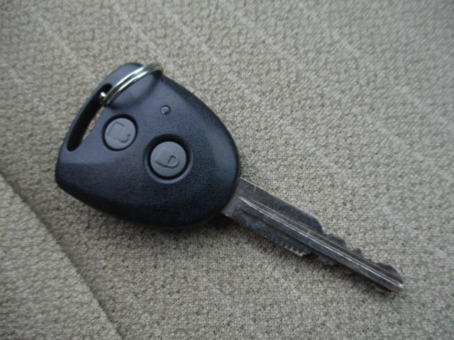 ムーヴ Ｌ　４ＷＤ　グー故障診断済　車検２年　整備付　保証　禁煙　純正オーディオ　ＣＤ　キーレス　オートエアコン　レベライザー　電格ミラー　パワーウインドウ　ベンチシート　フルフラット　取説（34枚目）