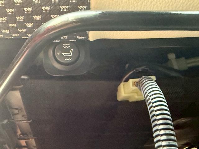 コースター ナッツ　ボーダーバンクス　ハイパーエボリューション　タイプＤ　リチウム４００Ａｈ　ハイパーエボ　家庭用エアコン　ウルトラスエード　アラウンドビューカメラ　アルコアアルミホイル　ソーラーパネル５６０Ｗ　ワンオーナー　ヒーター付レカロシート　温水シャワー　トイレ（12枚目）