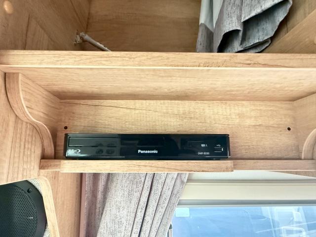 コースター ナッツ　ボーダーバンクス　ハイパーエボリューション　タイプＤ　リチウム４００Ａｈ　ハイパーエボ　家庭用エアコン　ウルトラスエード　アラウンドビューカメラ　アルコアアルミホイル　ソーラーパネル５６０Ｗ　ワンオーナー　ヒーター付レカロシート　温水シャワー　トイレ（37枚目）