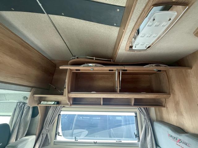 コースター ナッツ　ボーダーバンクス　ハイパーエボリューション　タイプＤ　リチウム４００Ａｈ　ハイパーエボ　家庭用エアコン　ウルトラスエード　アラウンドビューカメラ　アルコアアルミホイル　ソーラーパネル５６０Ｗ　ワンオーナー　ヒーター付レカロシート　温水シャワー　トイレ（40枚目）