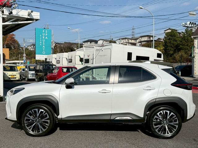 ヤリスクロス ハイブリッドＺ　スマートキー　ＬＥＤヘッドライト　８インディスプレイオーディオ　エントリーナビ　前後ドラレコ　パワーシート　フルセグＴＶ　ＥＴＣ　左右シートヒーター　ハンドルヒーター　クルコン　パノラミックビュー（5枚目）