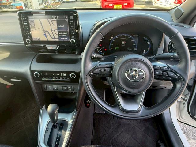 ヤリスクロス ハイブリッドＺ　スマートキー　ＬＥＤヘッドライト　８インディスプレイオーディオ　エントリーナビ　前後ドラレコ　パワーシート　フルセグＴＶ　ＥＴＣ　左右シートヒーター　ハンドルヒーター　クルコン　パノラミックビュー（11枚目）