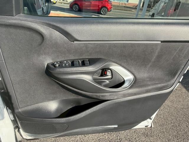 ヤリスクロス ハイブリッドＺ　スマートキー　ＬＥＤヘッドライト　８インディスプレイオーディオ　エントリーナビ　前後ドラレコ　パワーシート　フルセグＴＶ　ＥＴＣ　左右シートヒーター　ハンドルヒーター　クルコン　パノラミックビュー（31枚目）