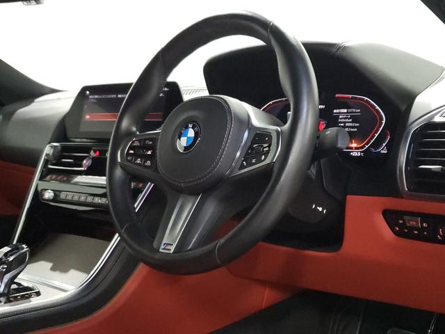 ８シリーズ Ｍ８５０ｉ　ｘＤｒｉｖｅクーペ　カーボンファイバー製ルーフ　レッド＆ブラックツートン革シート　２０インチＡＷ　フルセグＴＶ　ヘッドアップディスプレイ　シートヒーター　シートクーラー　ｈａｒｍａｎｋａｒｄｏｎサラウンドサウンドシステム（2枚目）