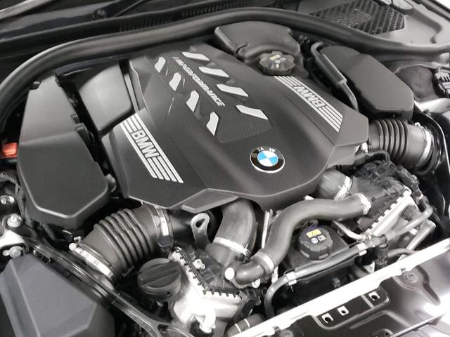８シリーズ Ｍ８５０ｉ　ｘＤｒｉｖｅクーペ　カーボンファイバー製ルーフ　レッド＆ブラックツートン革シート　２０インチＡＷ　フルセグＴＶ　ヘッドアップディスプレイ　シートヒーター　シートクーラー　ｈａｒｍａｎｋａｒｄｏｎサラウンドサウンドシステム（3枚目）