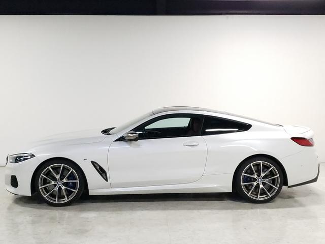 ８シリーズ Ｍ８５０ｉ　ｘＤｒｉｖｅクーペ　カーボンファイバー製ルーフ　レッド＆ブラックツートン革シート　２０インチＡＷ　フルセグＴＶ　ヘッドアップディスプレイ　シートヒーター　シートクーラー　ｈａｒｍａｎｋａｒｄｏｎサラウンドサウンドシステム（6枚目）