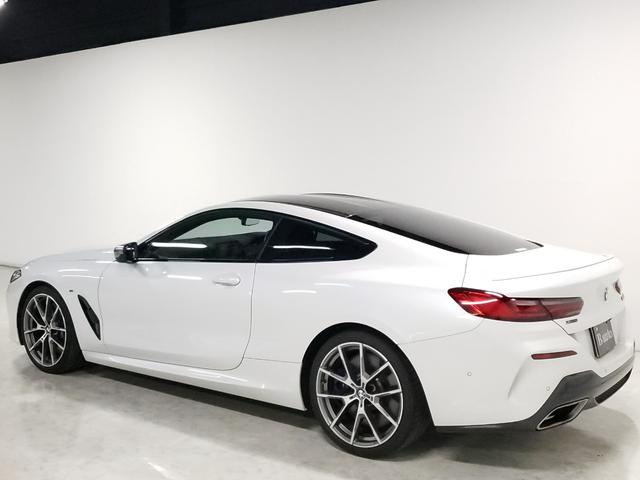 ８シリーズ Ｍ８５０ｉ　ｘＤｒｉｖｅクーペ　カーボンファイバー製ルーフ　レッド＆ブラックツートン革シート　２０インチＡＷ　フルセグＴＶ　ヘッドアップディスプレイ　シートヒーター　シートクーラー　ｈａｒｍａｎｋａｒｄｏｎサラウンドサウンドシステム（7枚目）