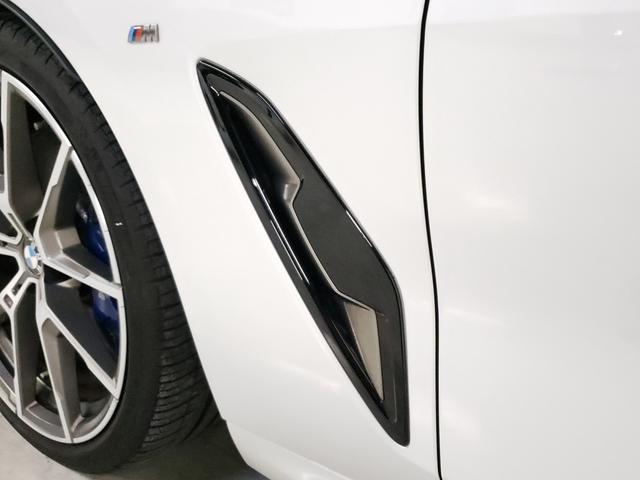 ８シリーズ Ｍ８５０ｉ　ｘＤｒｉｖｅクーペ　カーボンファイバー製ルーフ　レッド＆ブラックツートン革シート　２０インチＡＷ　フルセグＴＶ　ヘッドアップディスプレイ　シートヒーター　シートクーラー　ｈａｒｍａｎｋａｒｄｏｎサラウンドサウンドシステム（11枚目）