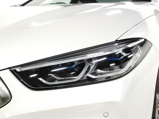 ８シリーズ Ｍ８５０ｉ　ｘＤｒｉｖｅクーペ　カーボンファイバー製ルーフ　レッド＆ブラックツートン革シート　２０インチＡＷ　フルセグＴＶ　ヘッドアップディスプレイ　シートヒーター　シートクーラー　ｈａｒｍａｎｋａｒｄｏｎサラウンドサウンドシステム（13枚目）