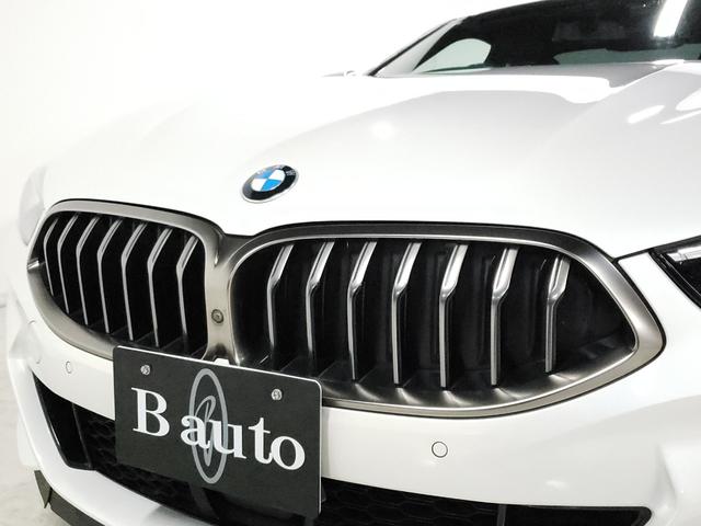 ８シリーズ Ｍ８５０ｉ　ｘＤｒｉｖｅクーペ　カーボンファイバー製ルーフ　レッド＆ブラックツートン革シート　２０インチＡＷ　フルセグＴＶ　ヘッドアップディスプレイ　シートヒーター　シートクーラー　ｈａｒｍａｎｋａｒｄｏｎサラウンドサウンドシステム（15枚目）