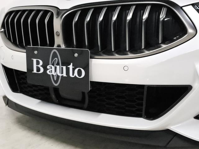 ８シリーズ Ｍ８５０ｉ　ｘＤｒｉｖｅクーペ　カーボンファイバー製ルーフ　レッド＆ブラックツートン革シート　２０インチＡＷ　フルセグＴＶ　ヘッドアップディスプレイ　シートヒーター　シートクーラー　ｈａｒｍａｎｋａｒｄｏｎサラウンドサウンドシステム（17枚目）