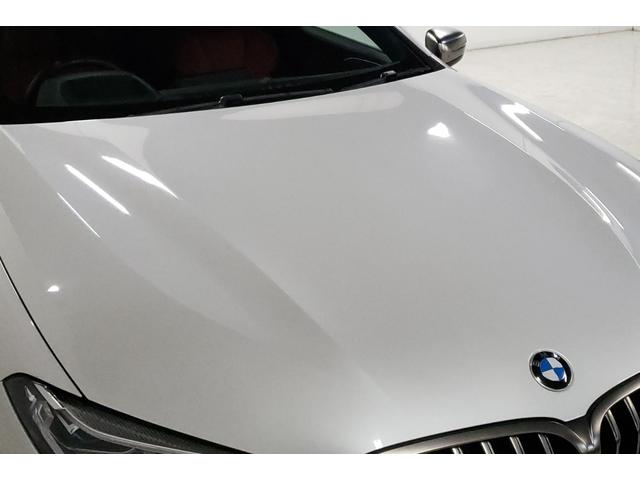 ８シリーズ Ｍ８５０ｉ　ｘＤｒｉｖｅクーペ　カーボンファイバー製ルーフ　レッド＆ブラックツートン革シート　２０インチＡＷ　フルセグＴＶ　ヘッドアップディスプレイ　シートヒーター　シートクーラー　ｈａｒｍａｎｋａｒｄｏｎサラウンドサウンドシステム（20枚目）