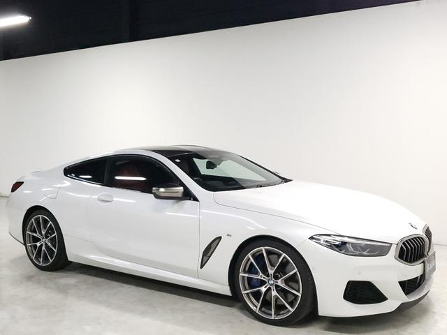 ８シリーズ Ｍ８５０ｉ　ｘＤｒｉｖｅクーペ　カーボンファイバー製ルーフ　レッド＆ブラックツートン革シート　２０インチＡＷ　フルセグＴＶ　ヘッドアップディスプレイ　シートヒーター　シートクーラー　ｈａｒｍａｎｋａｒｄｏｎサラウンドサウンドシステム（26枚目）