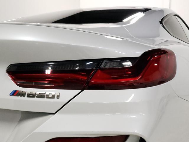 ８シリーズ Ｍ８５０ｉ　ｘＤｒｉｖｅクーペ　カーボンファイバー製ルーフ　レッド＆ブラックツートン革シート　２０インチＡＷ　フルセグＴＶ　ヘッドアップディスプレイ　シートヒーター　シートクーラー　ｈａｒｍａｎｋａｒｄｏｎサラウンドサウンドシステム（32枚目）