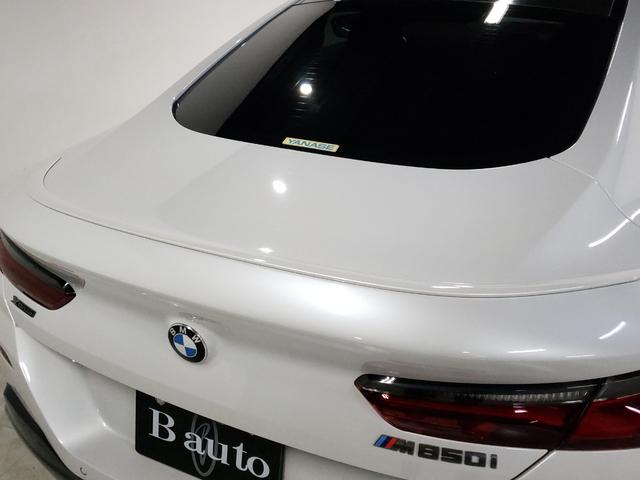 ８シリーズ Ｍ８５０ｉ　ｘＤｒｉｖｅクーペ　カーボンファイバー製ルーフ　レッド＆ブラックツートン革シート　２０インチＡＷ　フルセグＴＶ　ヘッドアップディスプレイ　シートヒーター　シートクーラー　ｈａｒｍａｎｋａｒｄｏｎサラウンドサウンドシステム（41枚目）