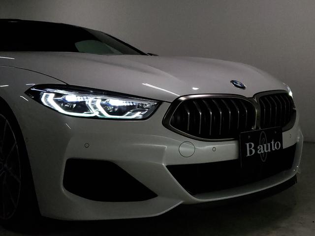 ８シリーズ Ｍ８５０ｉ　ｘＤｒｉｖｅクーペ　カーボンファイバー製ルーフ　レッド＆ブラックツートン革シート　２０インチＡＷ　フルセグＴＶ　ヘッドアップディスプレイ　シートヒーター　シートクーラー　ｈａｒｍａｎｋａｒｄｏｎサラウンドサウンドシステム（42枚目）