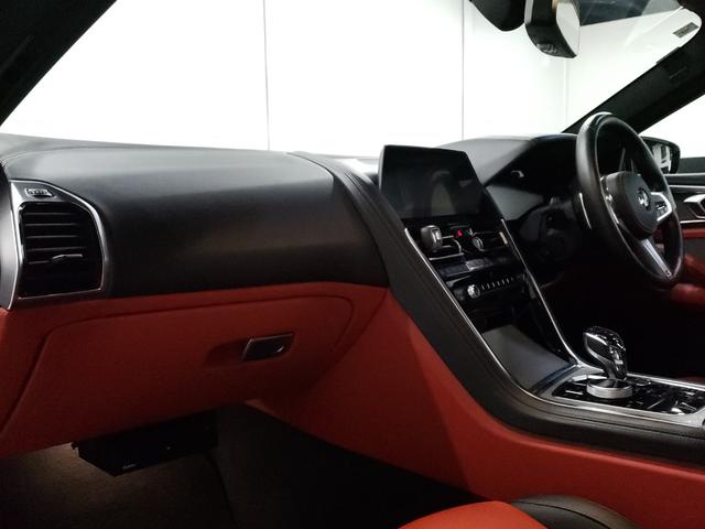 ８シリーズ Ｍ８５０ｉ　ｘＤｒｉｖｅクーペ　カーボンファイバー製ルーフ　レッド＆ブラックツートン革シート　２０インチＡＷ　フルセグＴＶ　ヘッドアップディスプレイ　シートヒーター　シートクーラー　ｈａｒｍａｎｋａｒｄｏｎサラウンドサウンドシステム（49枚目）