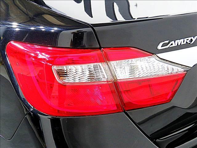 カムリ ハイブリッド　レザーパッケージ　買取車　エアロパーツ　ブラックレザーシート　ハイブリッド　ＬＥＤヘッドライト　フォグランプ　純正ナビＢカメラ　スマートキー　シートヒーター　プッシュスタート（10枚目）